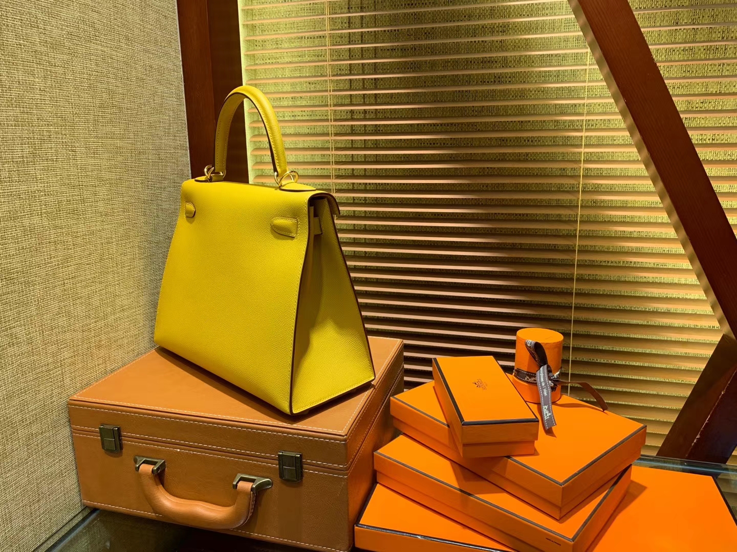 Hermès（爱马仕）Kelly凯莉包 掌纹小牛皮 琥珀黄 进口原料 原版蜜蜡线 顶级工艺 金扣 28cm