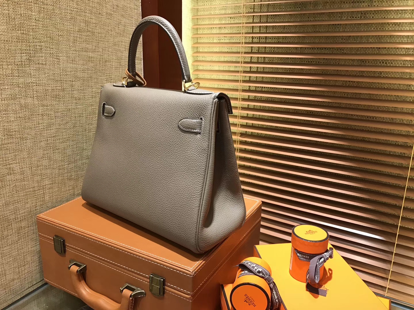 Hermès（爱马仕）Kelly凯莉包 togo小牛皮 大象灰 进口原料 原版蜜蜡线 金扣 28cm