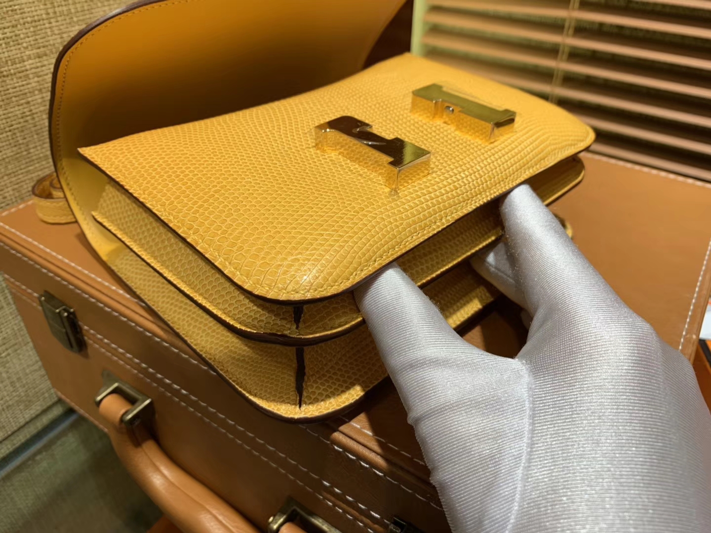 Hermès（爱马仕）Constance 18cm 琥珀黄 蜥蜴皮 顶级手缝工艺 金扣