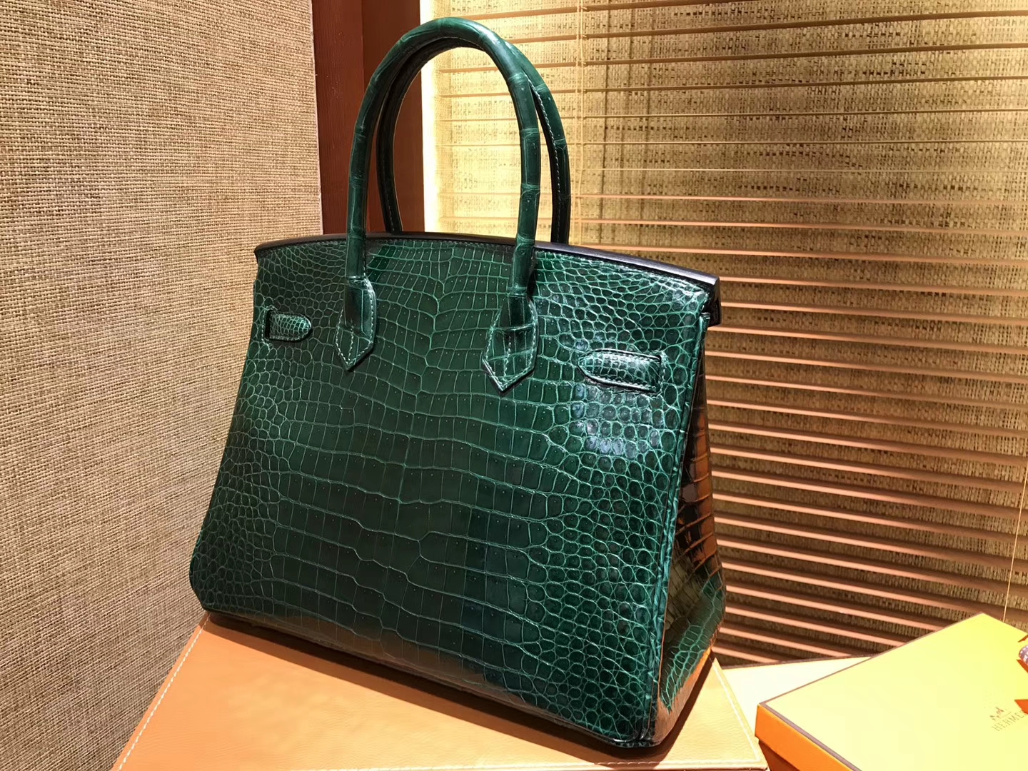 Hermès（爱马仕）Birkin铂金包 祖母绿 一级皮 湾鳄鱼皮 倒V 进口原料 顶级手缝工艺 30cm