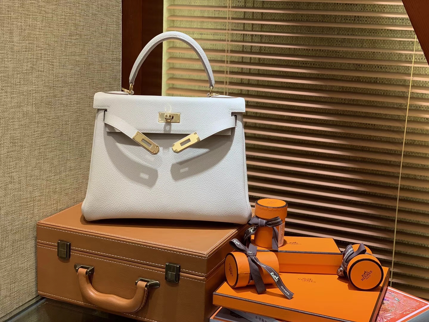 Hermès（爱马仕）Kelly凯莉包 togo小牛皮 奶昔白 进口原料 原版蜜蜡线 金扣 28cm