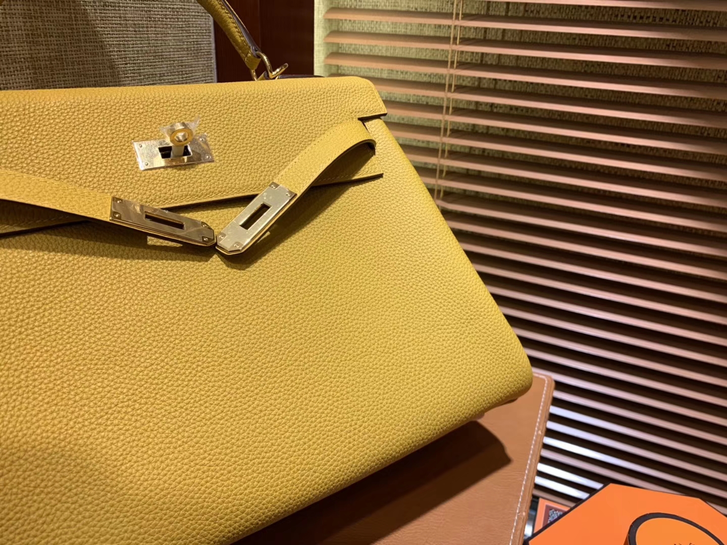 Hermès（爱马仕）Kelly凯莉包 togo小牛皮 琥珀黄 进口原料 原版蜜蜡线 金扣 28cm
