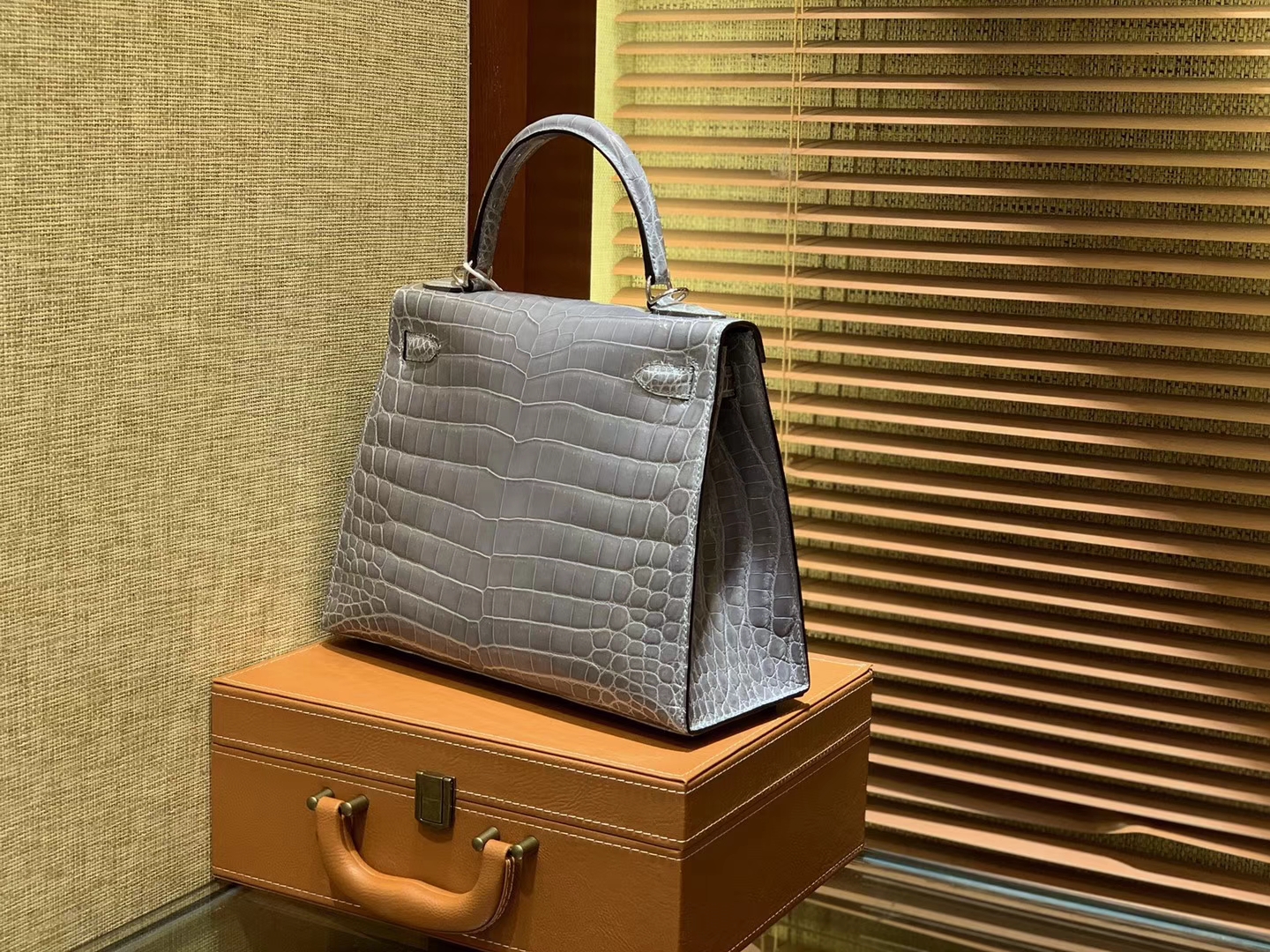 Hermès（爱马仕）Kelly 28cm 巴黎灰 一级尼罗鳄鱼皮 顶级手缝工艺 金扣
