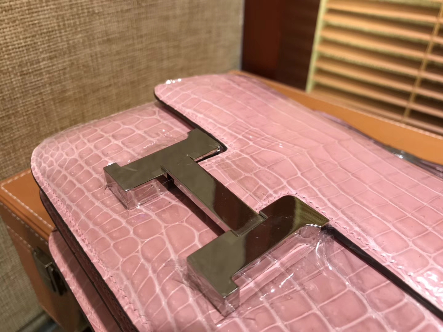 Hermès（爱马仕）Constance空姐包 陶瓷粉 一级 尼罗 鳄鱼皮 臻品级别 银扣 18cm