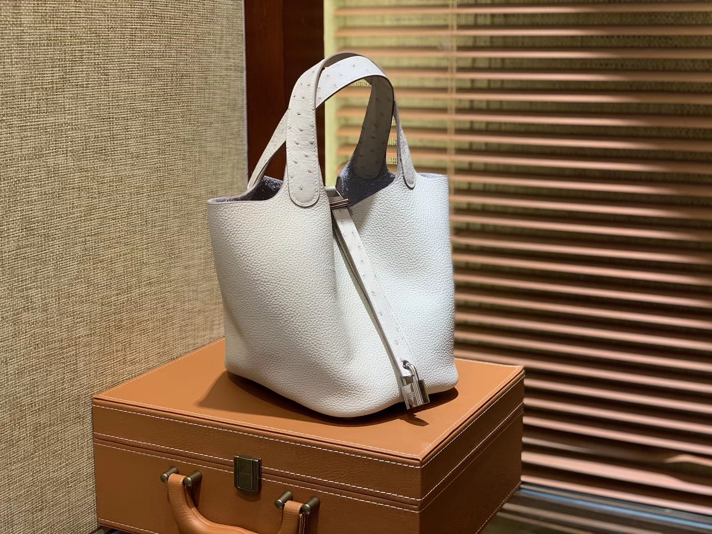 Hermès（爱马仕）Piction菜篮包 奶昔白 鸵鸟皮拼小牛皮 顶级手工缝制 银扣 18cm