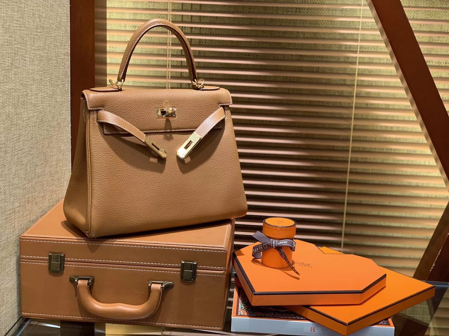 Hermès（爱马仕）Kelly凯莉包 togo小牛皮 太妃金 进口原料 原版蜜蜡线 金扣 28cm