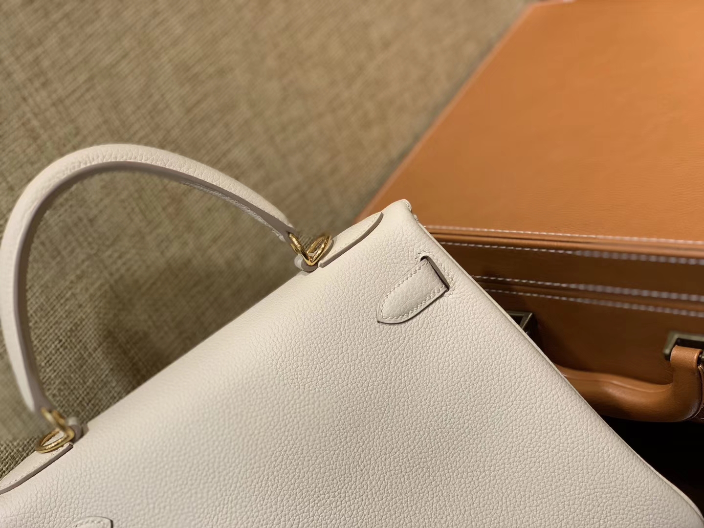 Hermès（爱马仕）Kelly凯莉包 togo小牛皮 奶昔白 进口原料 原版蜜蜡线 金扣 28cm