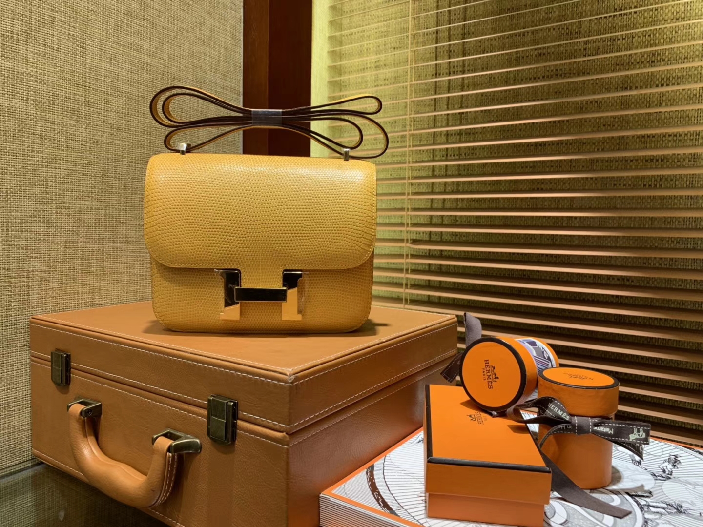 Hermès（爱马仕）Constance 18cm 琥珀黄 蜥蜴皮 顶级手缝工艺 金扣