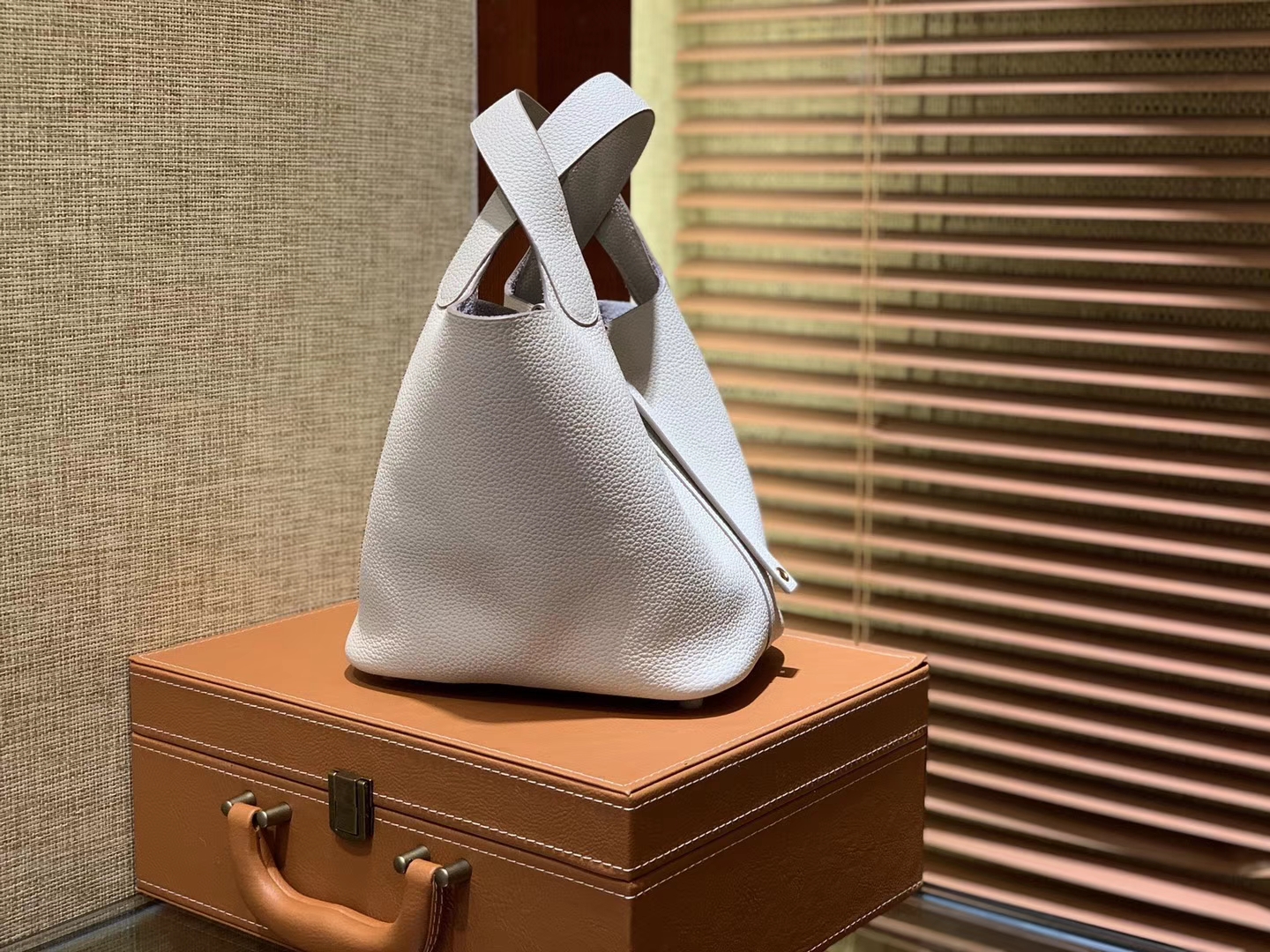 Hermès（爱马仕）Piction菜篮包 奶昔白 Togo牛皮 最火白色系 金扣 18cm
