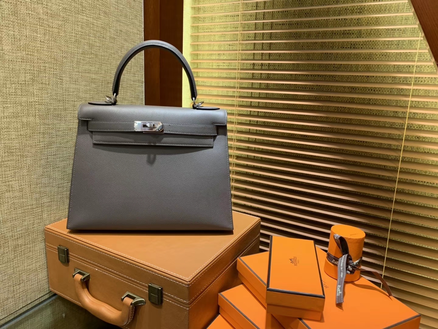 Hermès（爱马仕）Kelly凯莉包 掌纹小牛皮 锡器灰 进口原料 原版蜜蜡线 顶级工艺 银扣 28cm