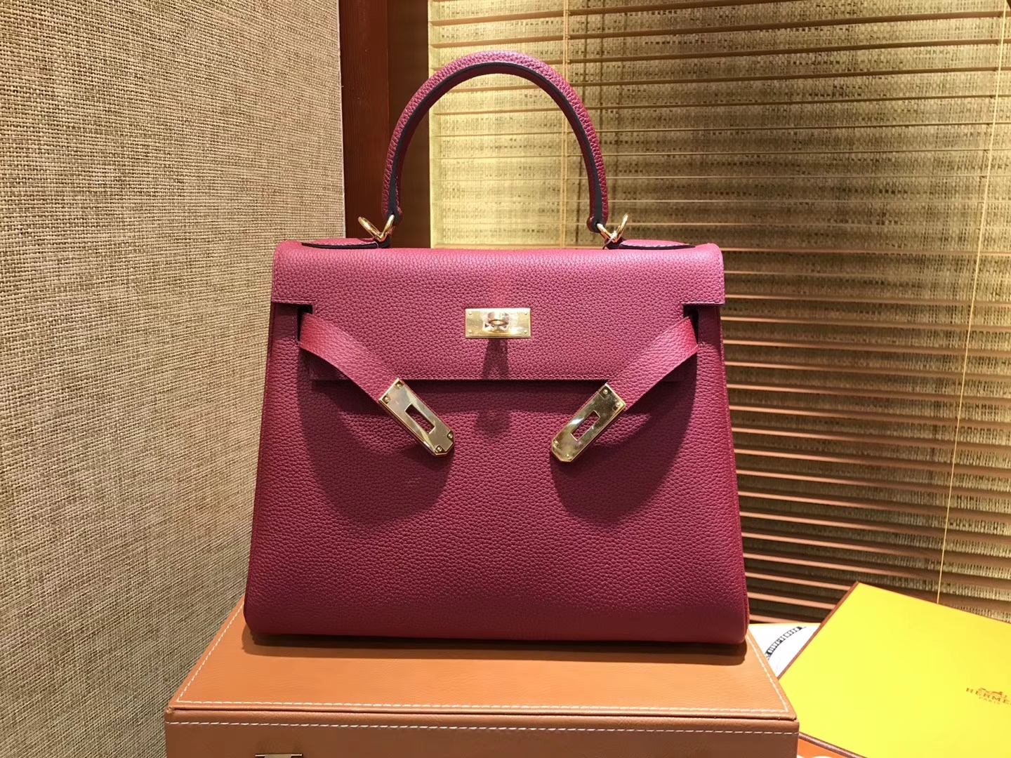 Hermès（爱马仕）Kelly凯莉包 togo小牛皮 石榴红 进口原料 原版蜜蜡线 金扣 28cm