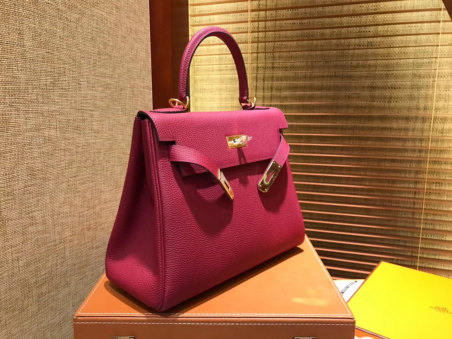 Hermès（爱马仕）Kelly凯莉包 togo小牛皮 石榴红 进口原料 原版蜜蜡线 金扣 28cm