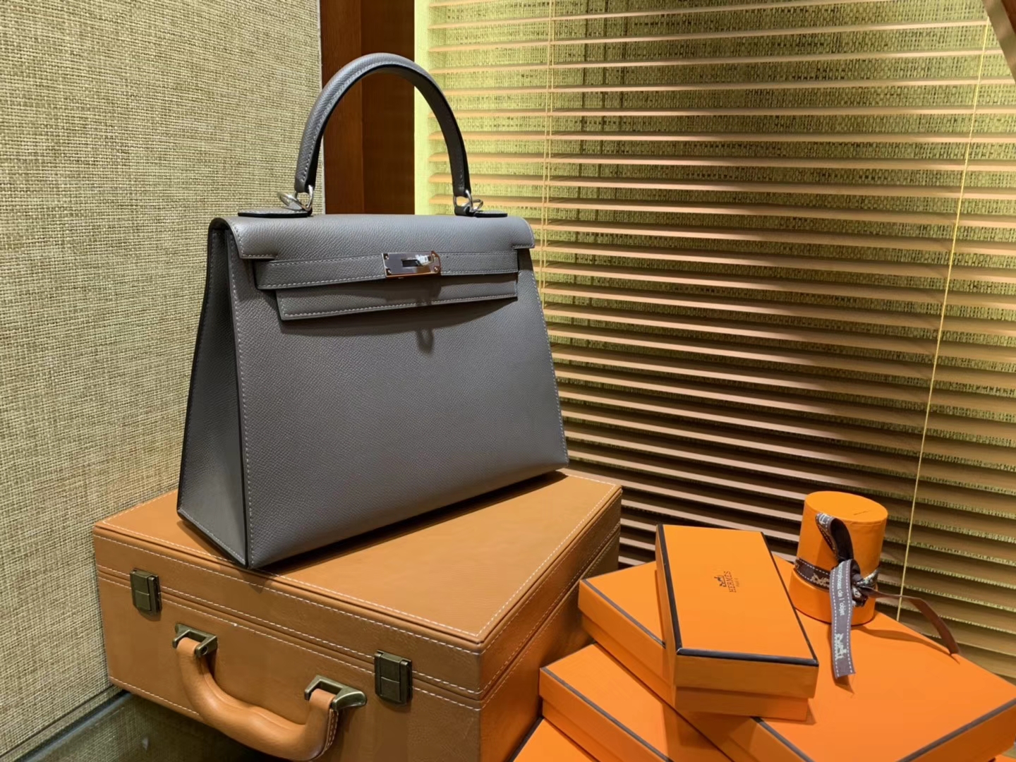Hermès（爱马仕）Kelly凯莉包 掌纹小牛皮 锡器灰 进口原料 原版蜜蜡线 顶级工艺 银扣 28cm