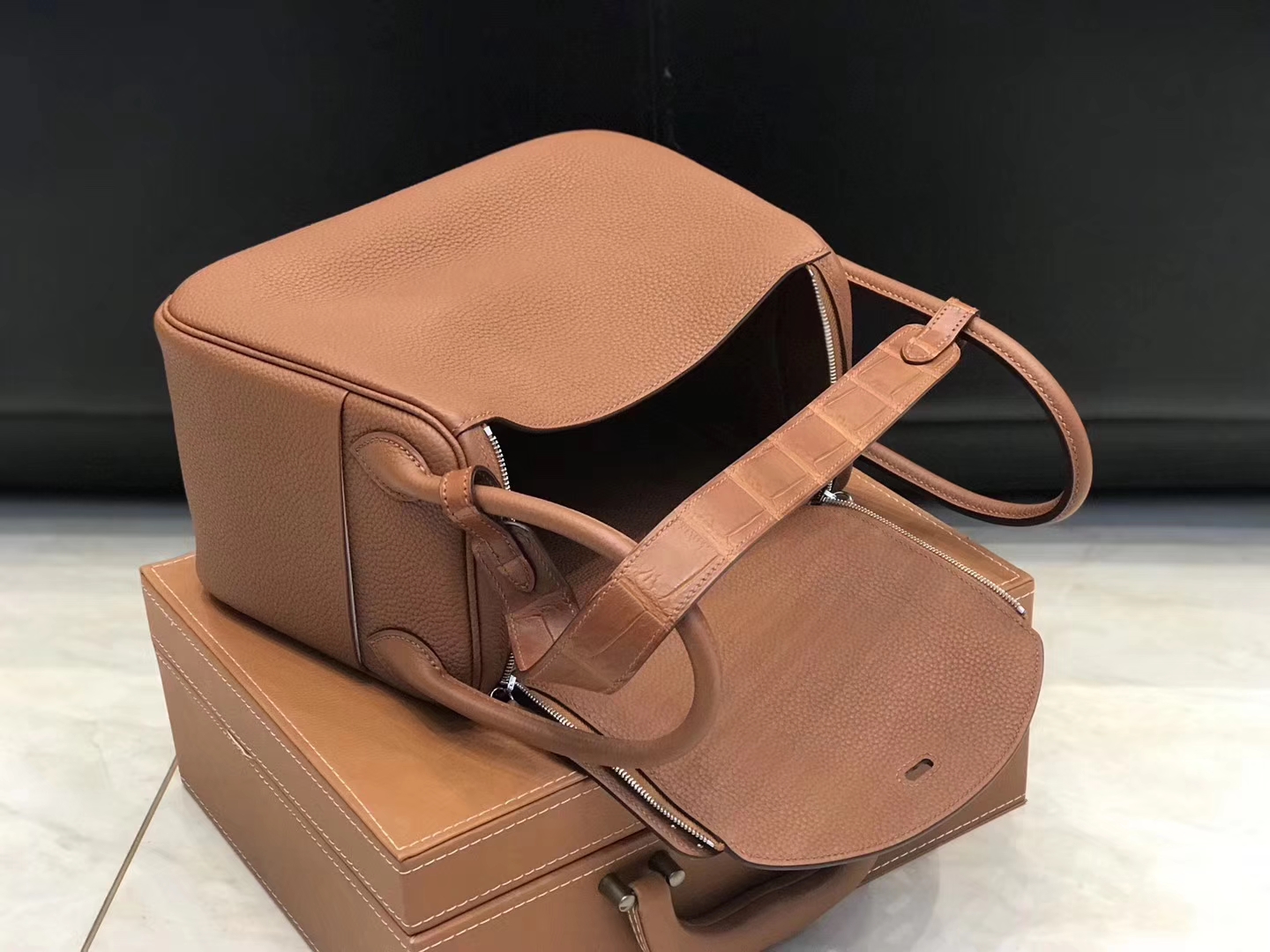 Hermès（爱马仕）Lindy琳迪包 金棕色 德国进口togo牛皮拼鳄鱼皮 蜡线全手工缝制 26cm