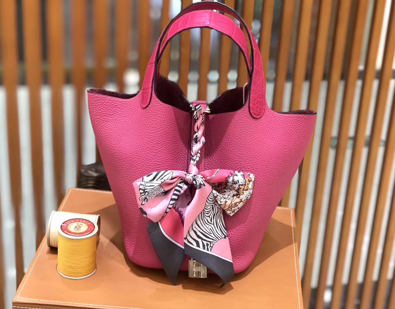 Hermès（爱马仕）新增现货 Picotin 菜篮子 玉兰粉拼鳄鱼皮 全手工蜡线缝制 银扣 18cm