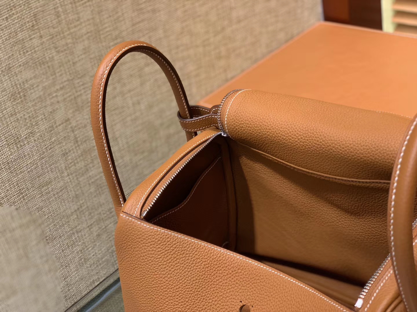 Hermès（爱马仕）Lindy琳迪包 金色 德国进口togo牛皮 全手工缝制 银扣 30cm