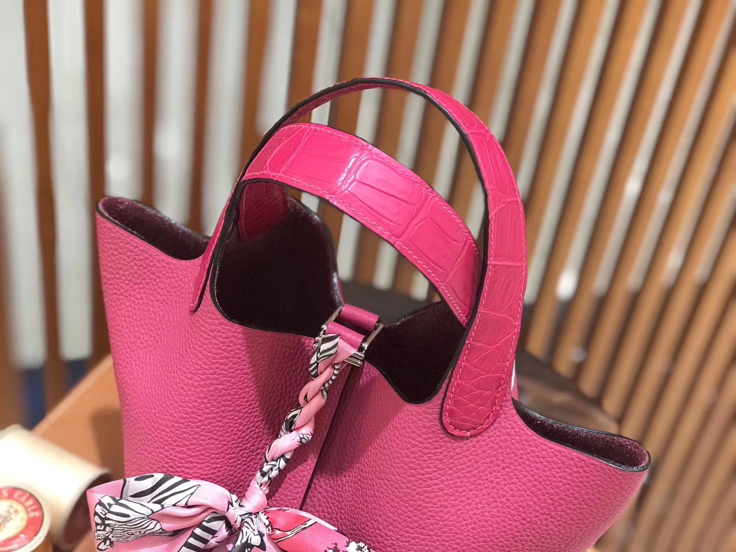 Hermès（爱马仕）新增现货 Picotin 菜篮子 玉兰粉拼鳄鱼皮 全手工蜡线缝制 银扣 18cm