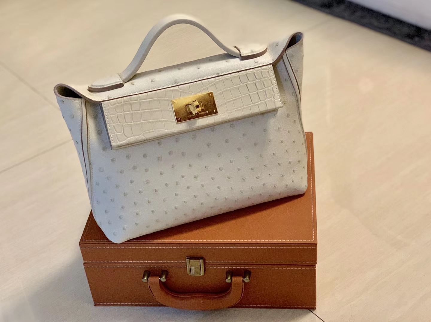 Hermès（爱马仕）Kelly-2424 奶昔白 鸵鸟皮拼鳄鱼皮 顶级手缝 金扣 29cm