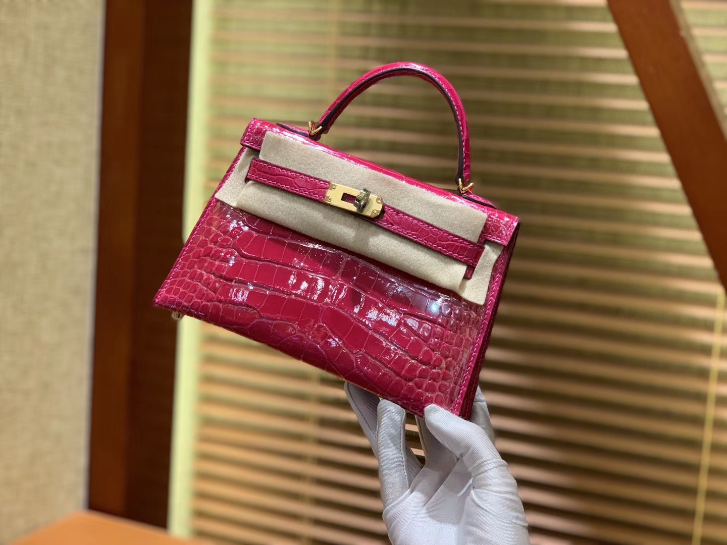 Hermès（爱马仕）Mini Kelly 玫红色 一级美洲鳄鱼皮 全手工缝制 臻品级别 金扣 19cm 2代