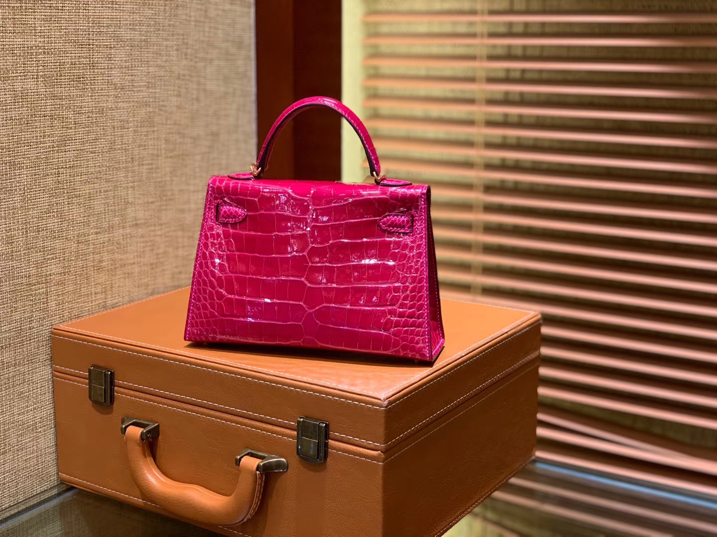 Hermès（爱马仕）Mini Kelly 玫红色 一级美洲鳄鱼皮 全手工缝制 臻品级别 金扣 19cm 2代