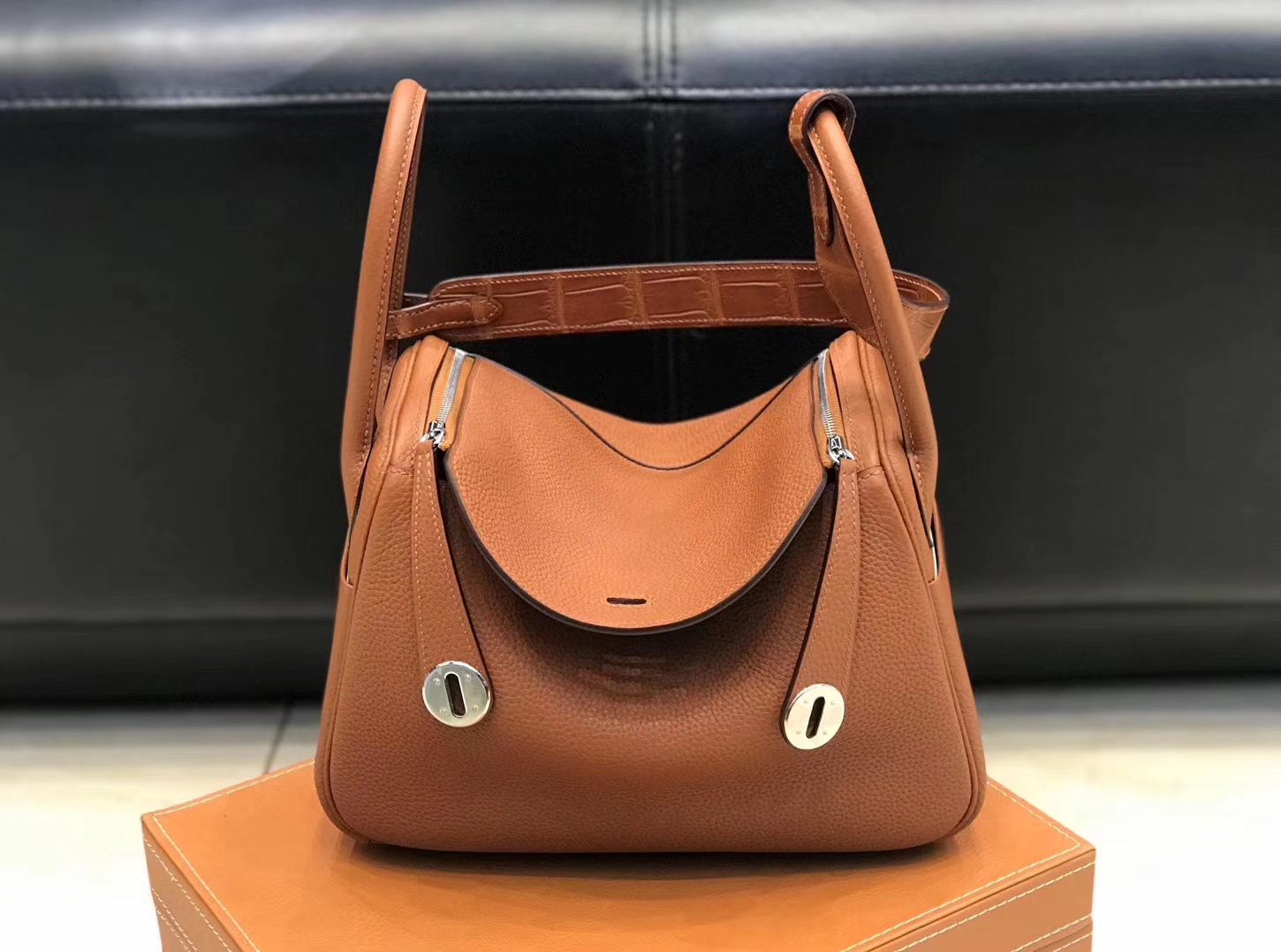 Hermès（爱马仕）Lindy琳迪包 金棕色 德国进口togo牛皮拼鳄鱼皮 蜡线全手工缝制 26cm