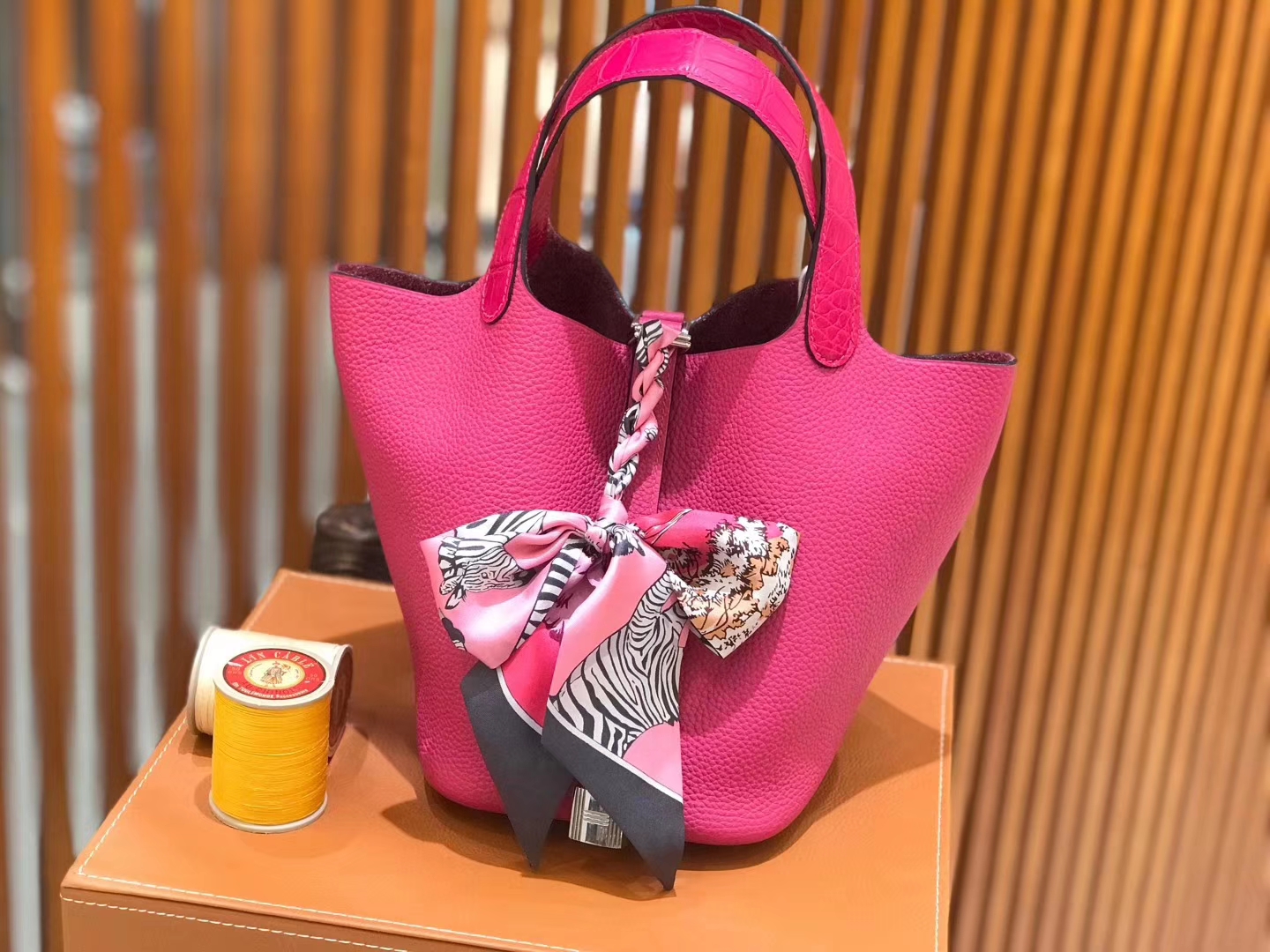 Hermès（爱马仕）新增现货 Picotin 菜篮子 玉兰粉拼鳄鱼皮 全手工蜡线缝制 银扣 18cm