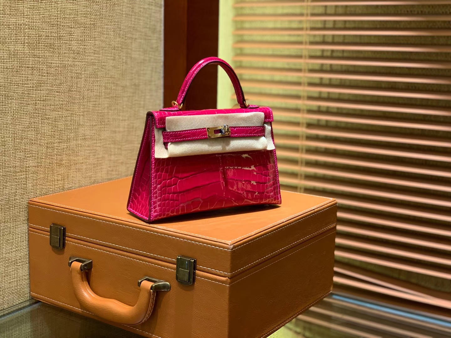 Hermès（爱马仕）Mini Kelly 玫红色 一级美洲鳄鱼皮 全手工缝制 臻品级别 金扣 19cm 2代