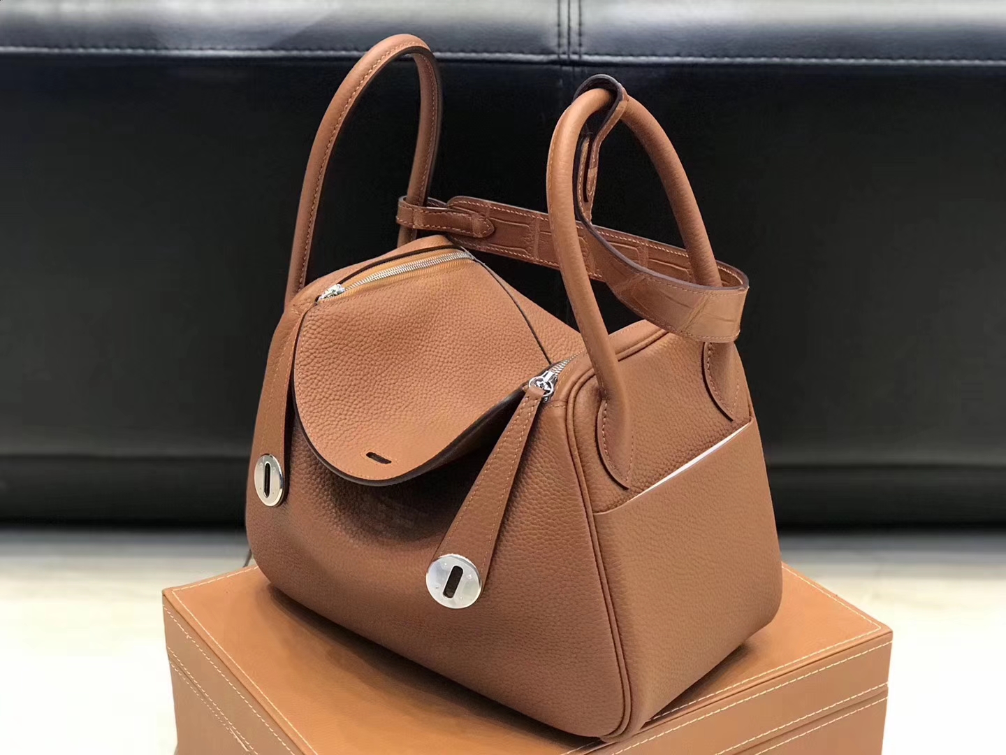 Hermès（爱马仕）Lindy琳迪包 金棕色 德国进口togo牛皮拼鳄鱼皮 蜡线全手工缝制 26cm