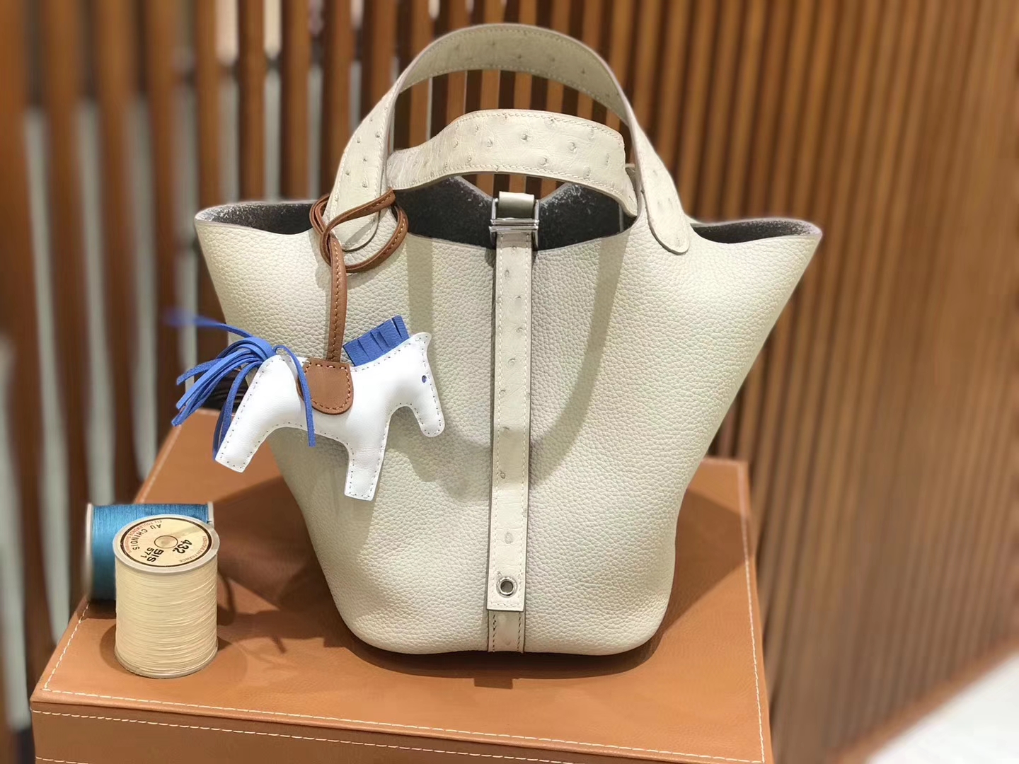 Hermès（爱马仕）新增现货 Picotin 菜篮子 奶昔白 拼鸵鸟皮 全手工蜡线缝制 银扣 18cm