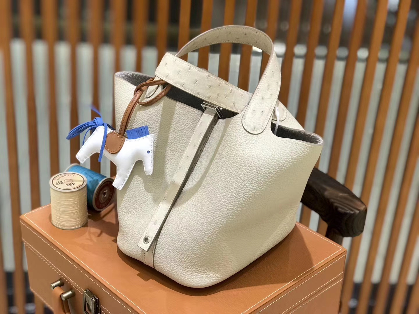 Hermès（爱马仕）新增现货 Picotin 菜篮子 奶昔白 拼鸵鸟皮 全手工蜡线缝制 银扣 18cm