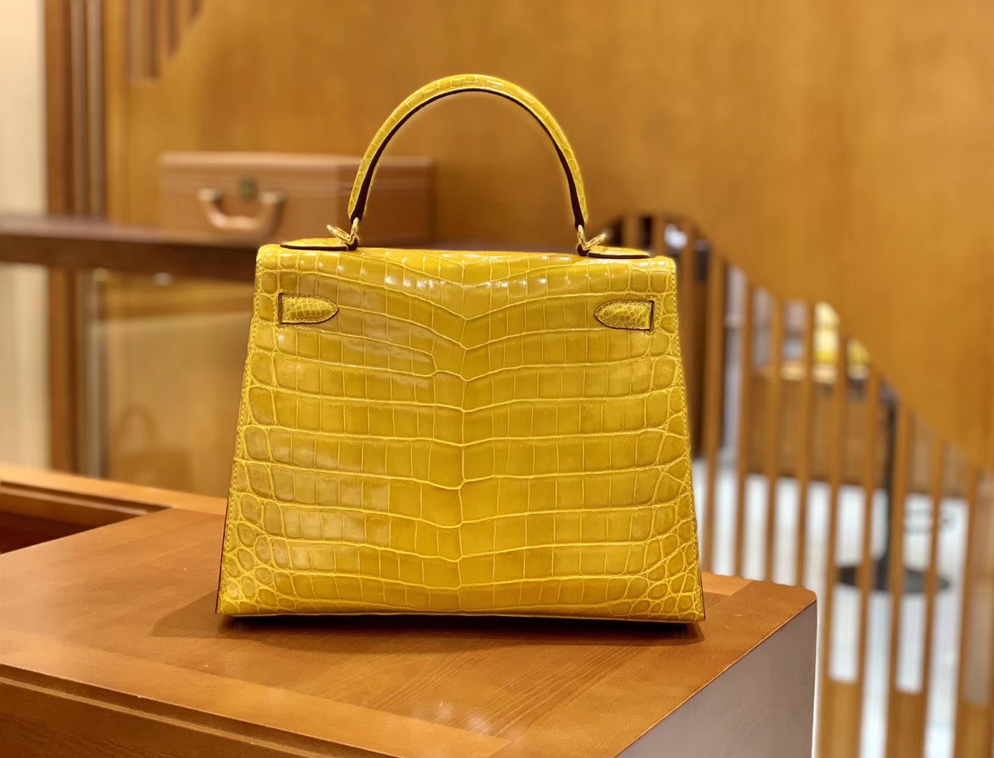 Hermès（爱马仕）Kelly 凯莉包 琥珀黄 一级皮 尼罗鳄鱼皮 臻品级别 顶级手缝工艺 金扣 28cm