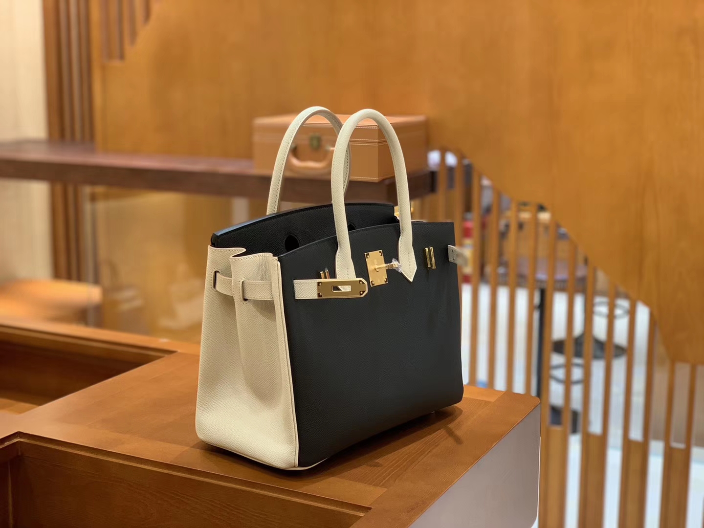 Hermès（爱马仕）Birkin 奶昔白拼经典黑 德国进口掌纹牛皮 全手工蜡线缝制 30cm