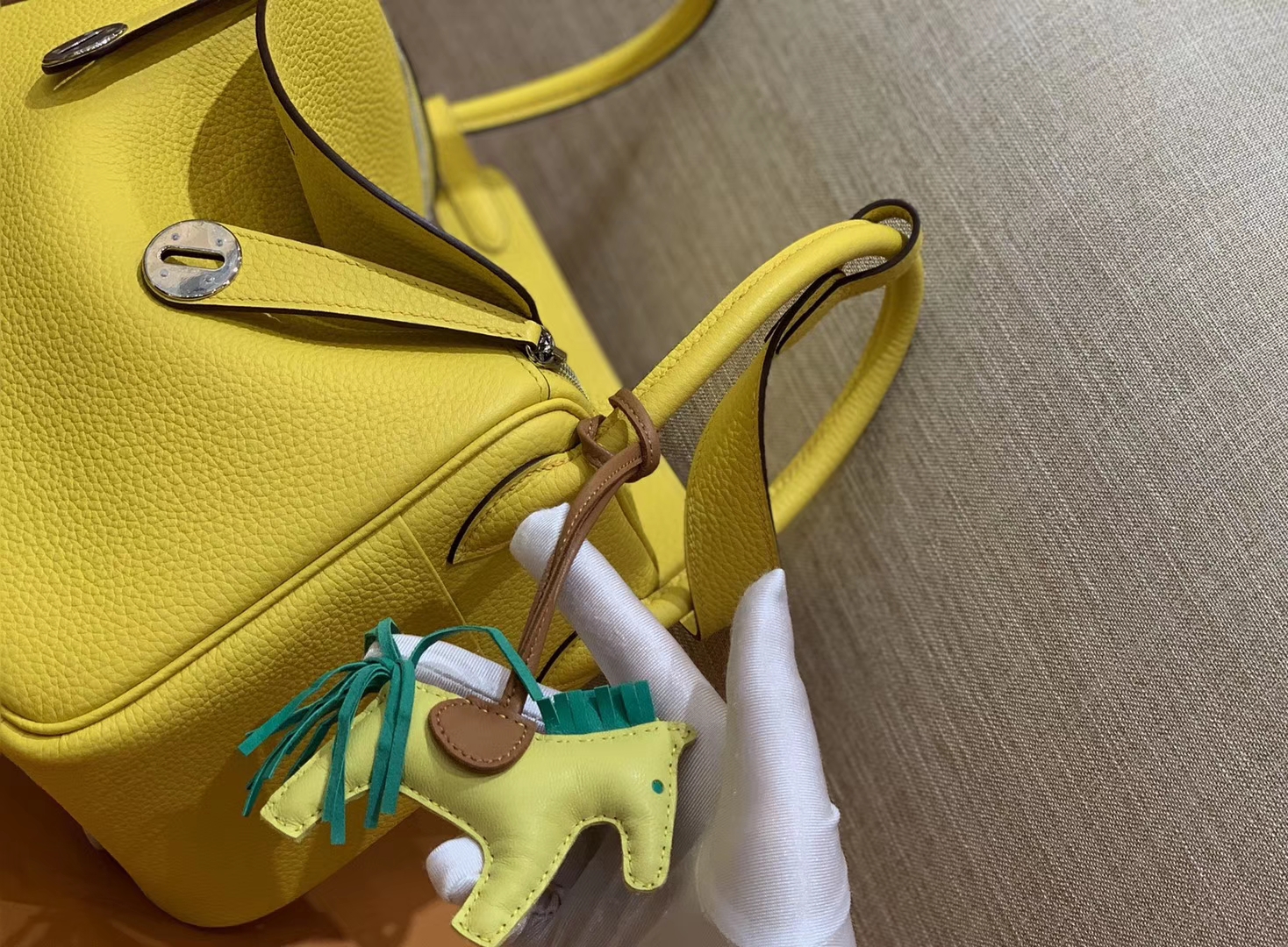 Hermès（爱马仕）Lindy 琳迪包 柠檬黄 Togo牛皮 进口原料 全手工缝制 银扣 26cm