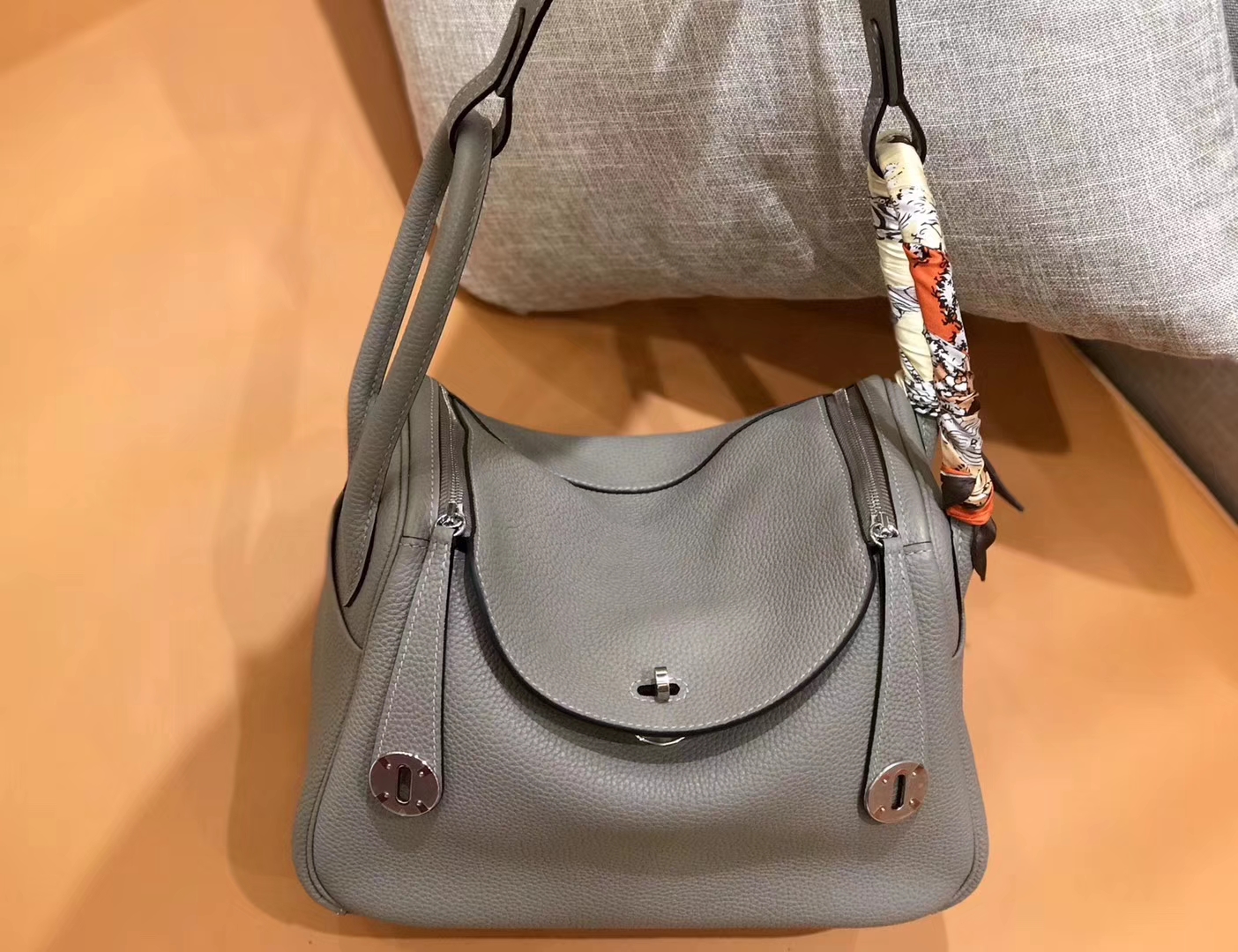 Hermès（爱马仕）新增现货 Lindy 琳迪包 沥青灰 银扣