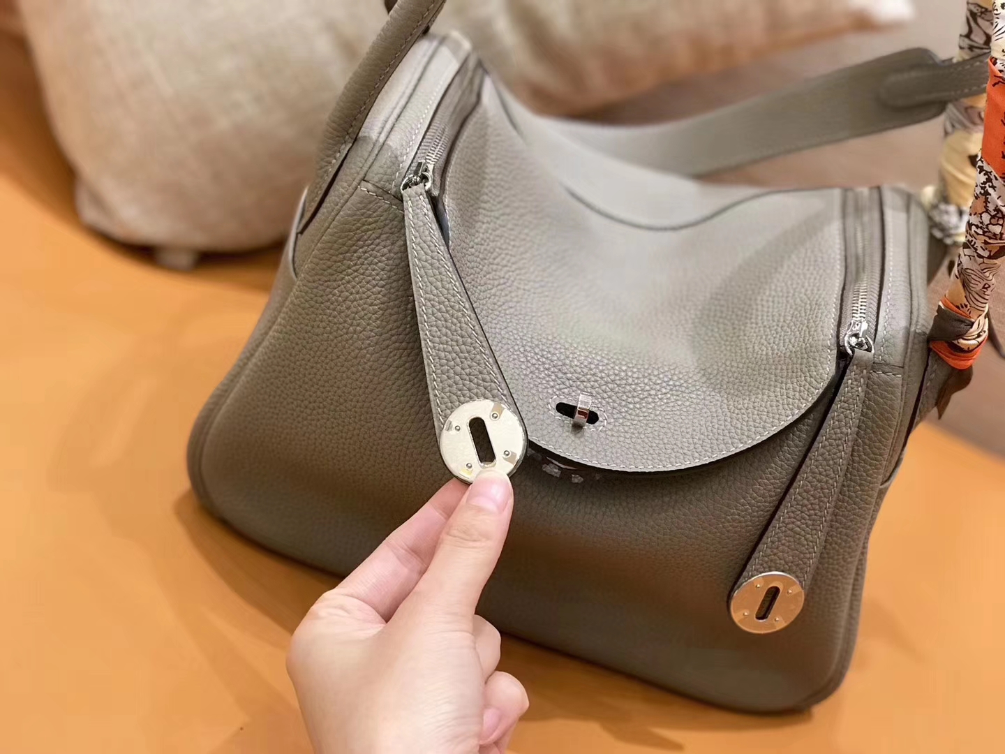 Hermès（爱马仕）新增现货 Lindy 琳迪包 沥青灰 银扣
