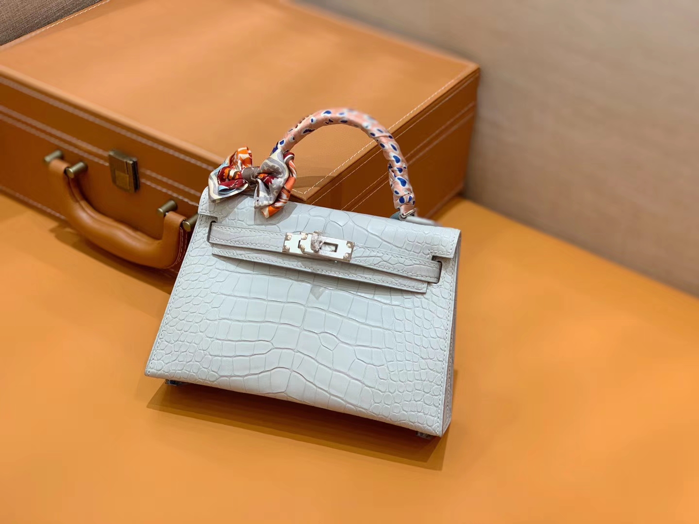 Hermès（爱马仕）Mini Kelly 迷你凯莉 冰川白 奶昔白 一级美洲鳄鱼皮 全手工缝制 臻品级别 银扣 19cm 2代