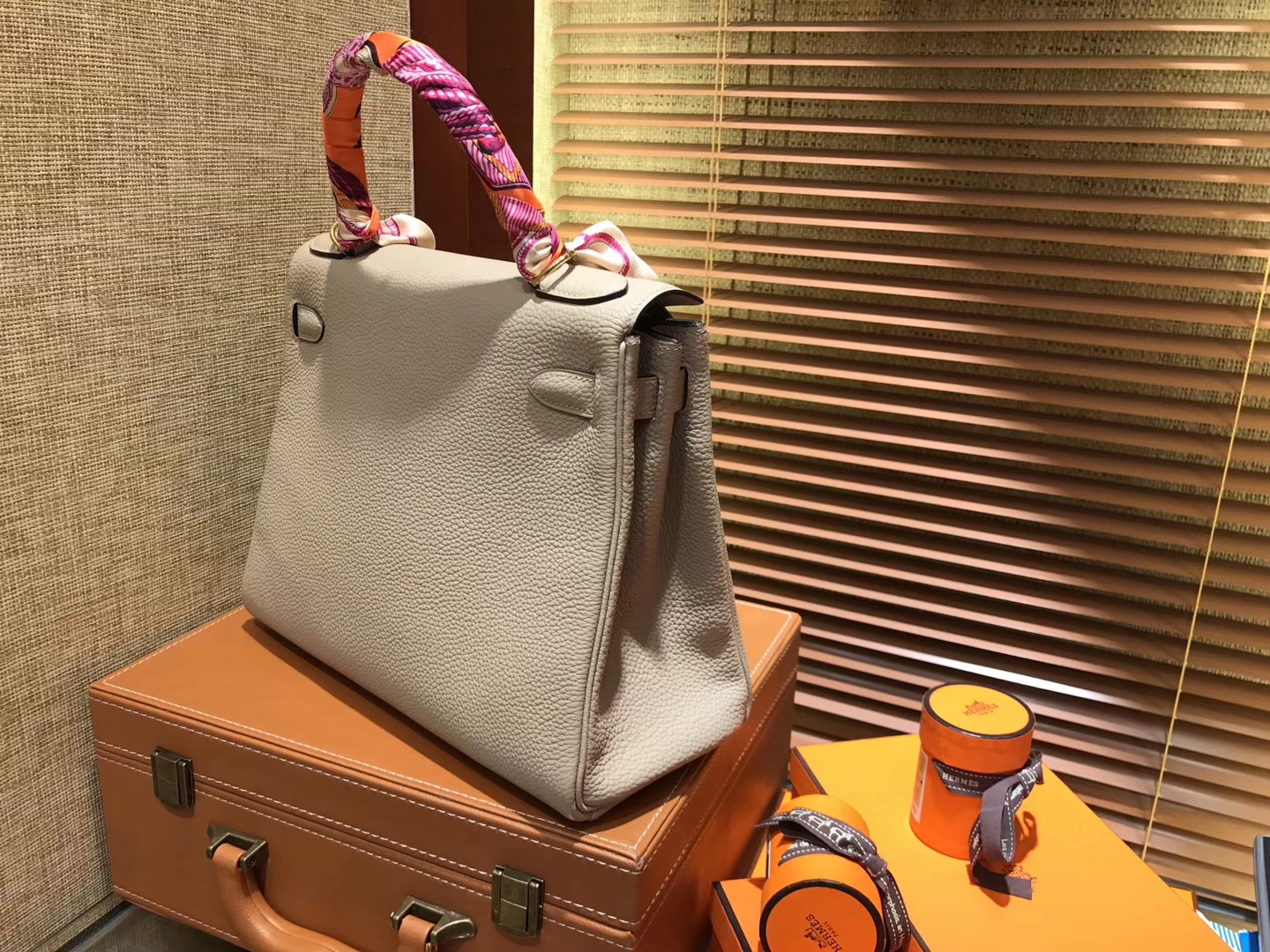 Hermès（爱马仕）Kelly 凯莉包 风衣灰 德国进口 togo牛皮 手缝蜡线 金扣 28cm
