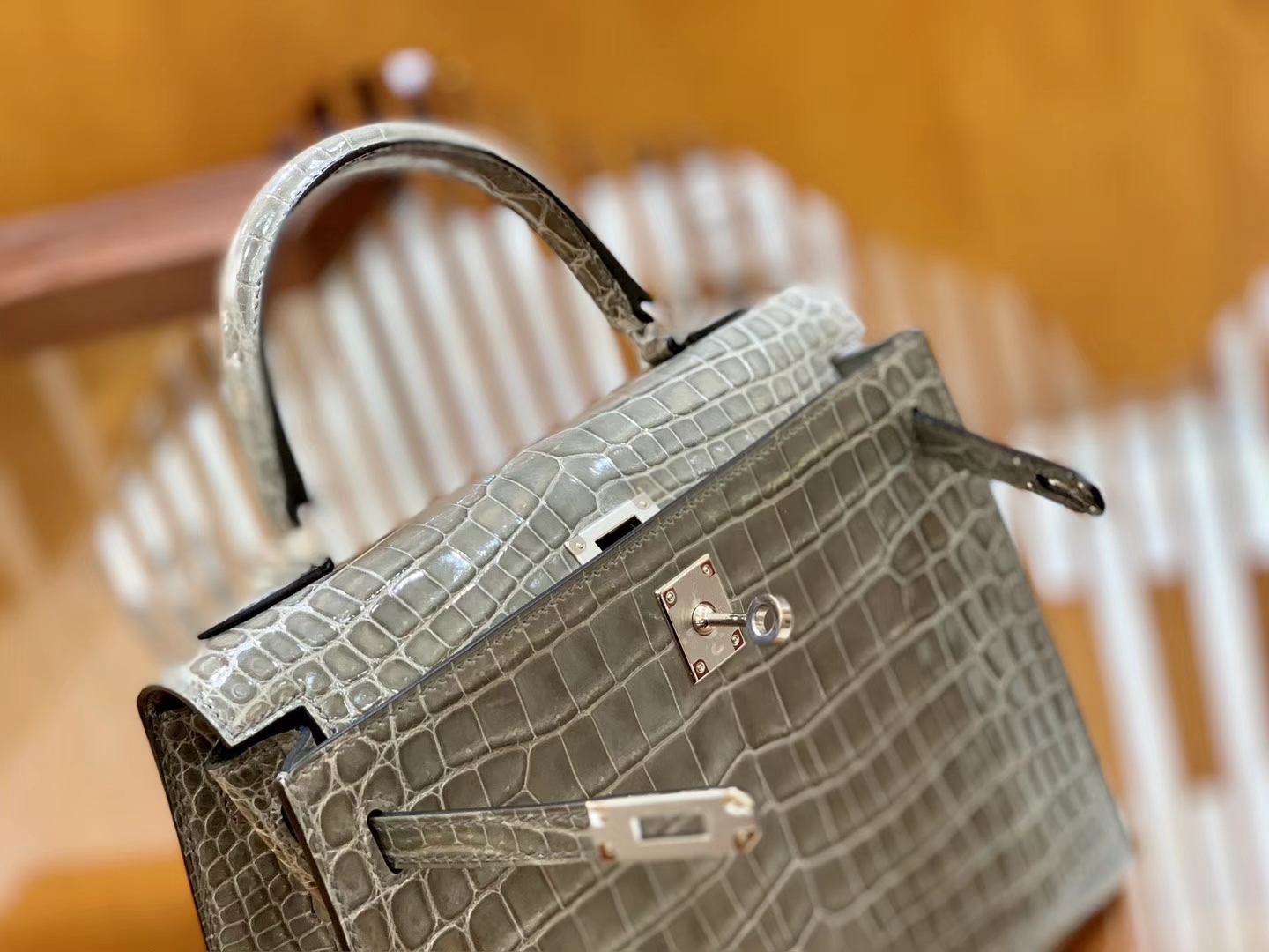 Hermès（爱马仕）Kelly 凯莉包 巴黎灰 一级皮 尼罗鳄鱼皮 臻品级别 顶级手缝工艺 金扣 28cm
