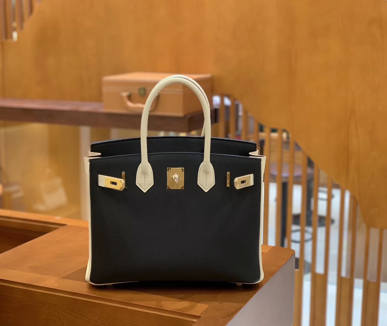 Hermès（爱马仕）Birkin 奶昔白拼经典黑 德国进口掌纹牛皮 全手工蜡线缝制 30cm