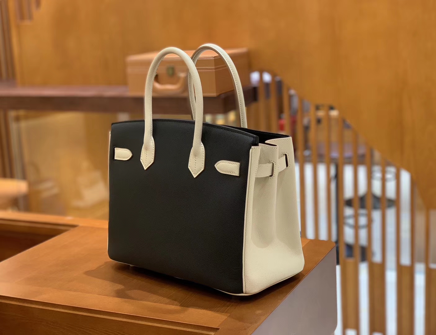 Hermès（爱马仕）Birkin 奶昔白拼经典黑 德国进口掌纹牛皮 全手工蜡线缝制 30cm