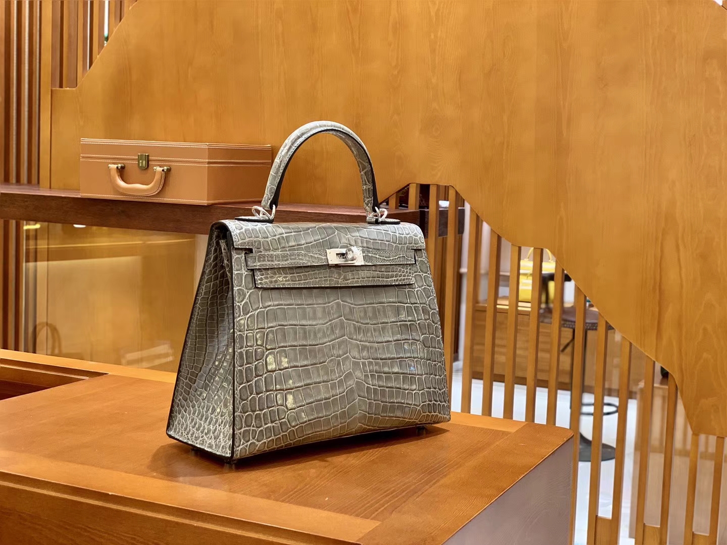 Hermès（爱马仕）Kelly 凯莉包 巴黎灰 一级皮 尼罗鳄鱼皮 臻品级别 顶级手缝工艺 金扣 28cm