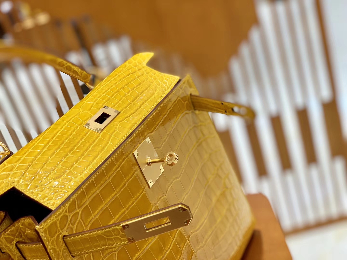 Hermès（爱马仕）Kelly 凯莉包 琥珀黄 一级皮 尼罗鳄鱼皮 臻品级别 顶级手缝工艺 金扣 28cm