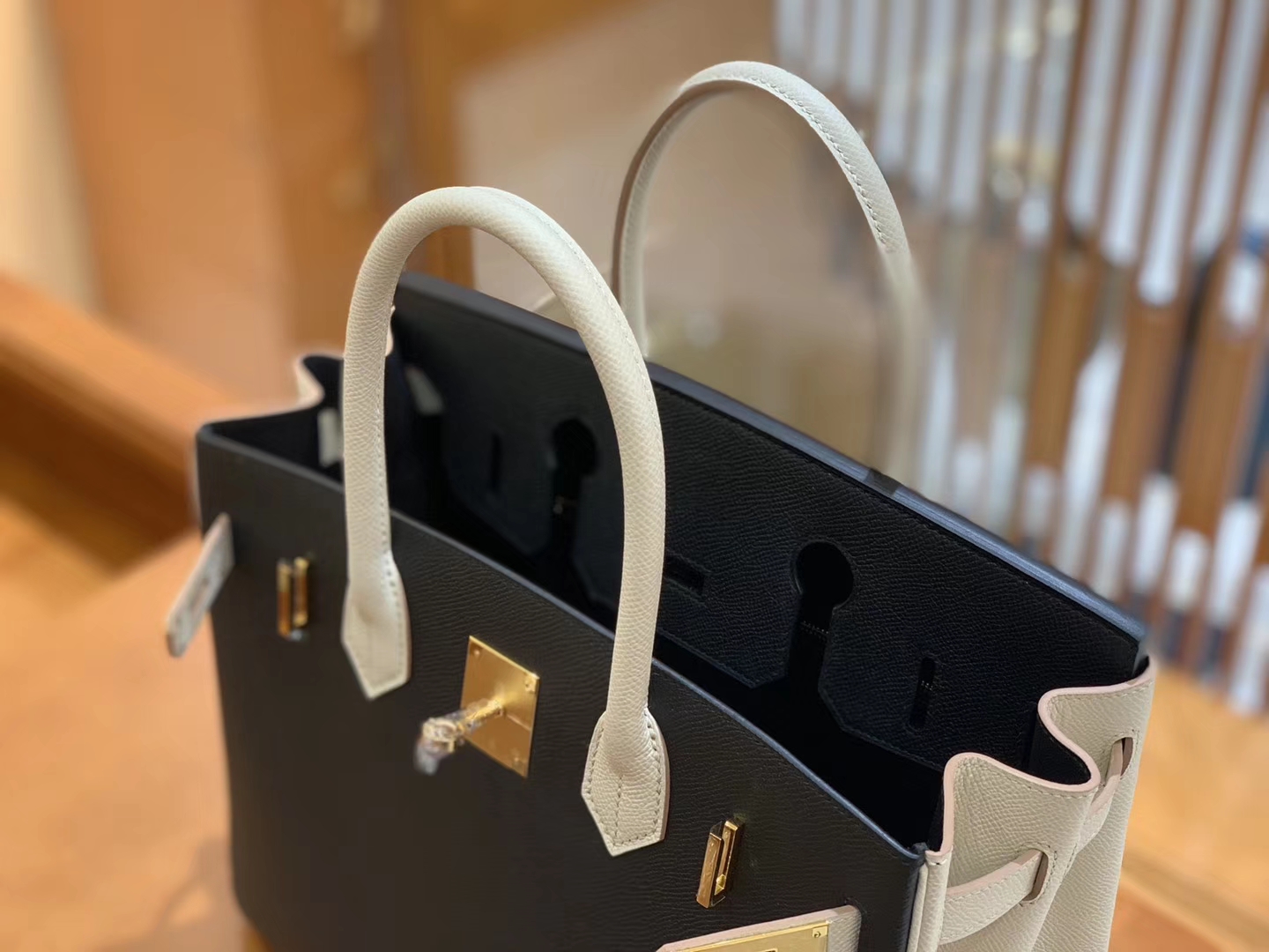 Hermès（爱马仕）Birkin 奶昔白拼经典黑 德国进口掌纹牛皮 全手工蜡线缝制 30cm