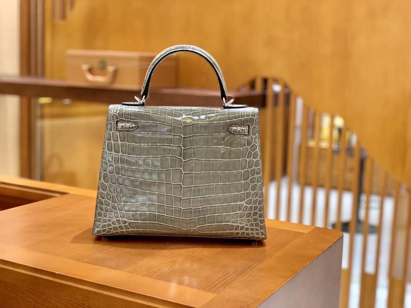 Hermès（爱马仕）Kelly 凯莉包 巴黎灰 一级皮 尼罗鳄鱼皮 臻品级别 顶级手缝工艺 金扣 28cm