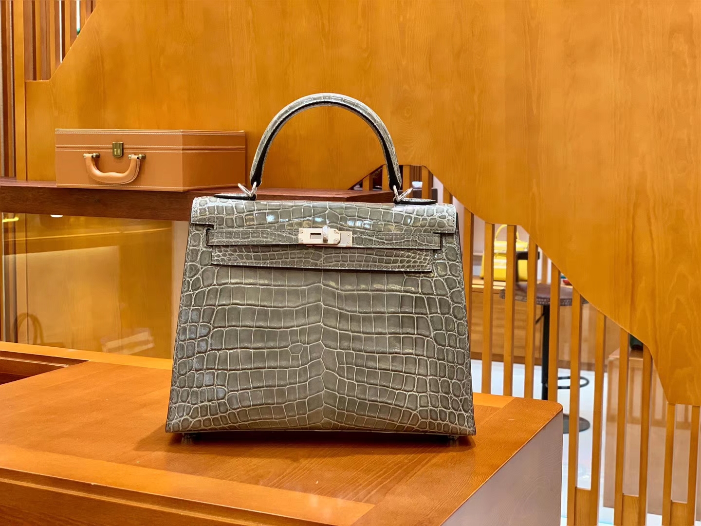 Hermès（爱马仕）Kelly 凯莉包 巴黎灰 一级皮 尼罗鳄鱼皮 臻品级别 顶级手缝工艺 金扣 28cm