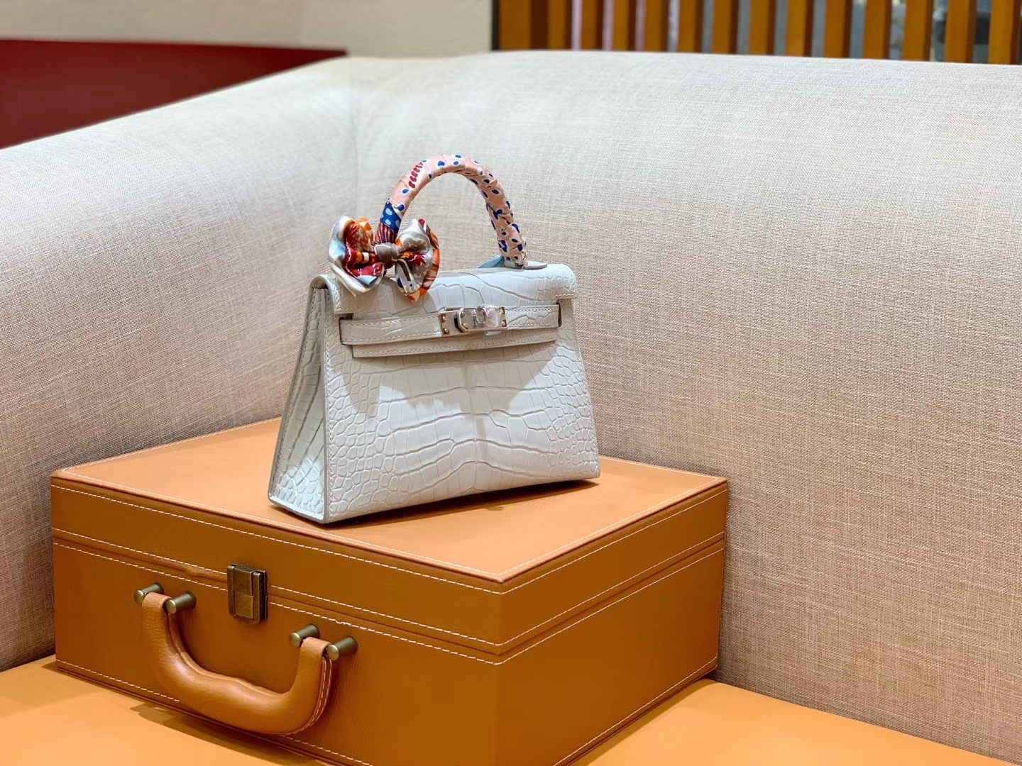 Hermès（爱马仕）Mini Kelly 迷你凯莉 冰川白 奶昔白 一级美洲鳄鱼皮 全手工缝制 臻品级别 银扣 19cm 2代