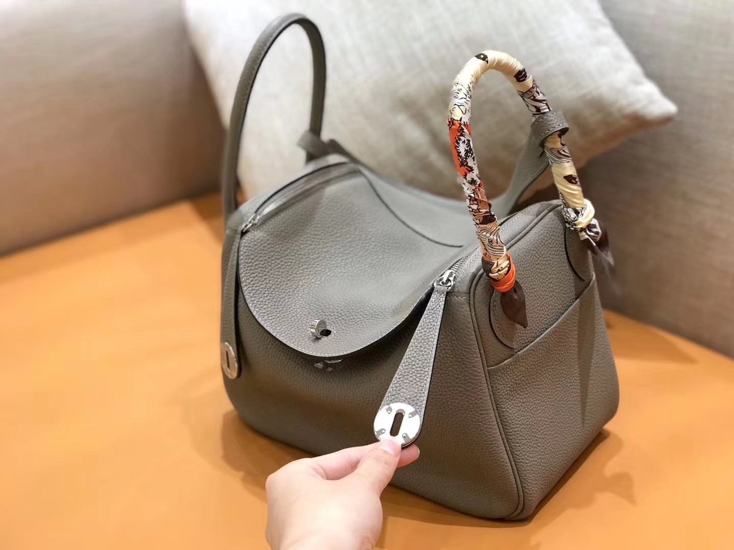 Hermès（爱马仕）新增现货 Lindy 琳迪包 沥青灰 银扣