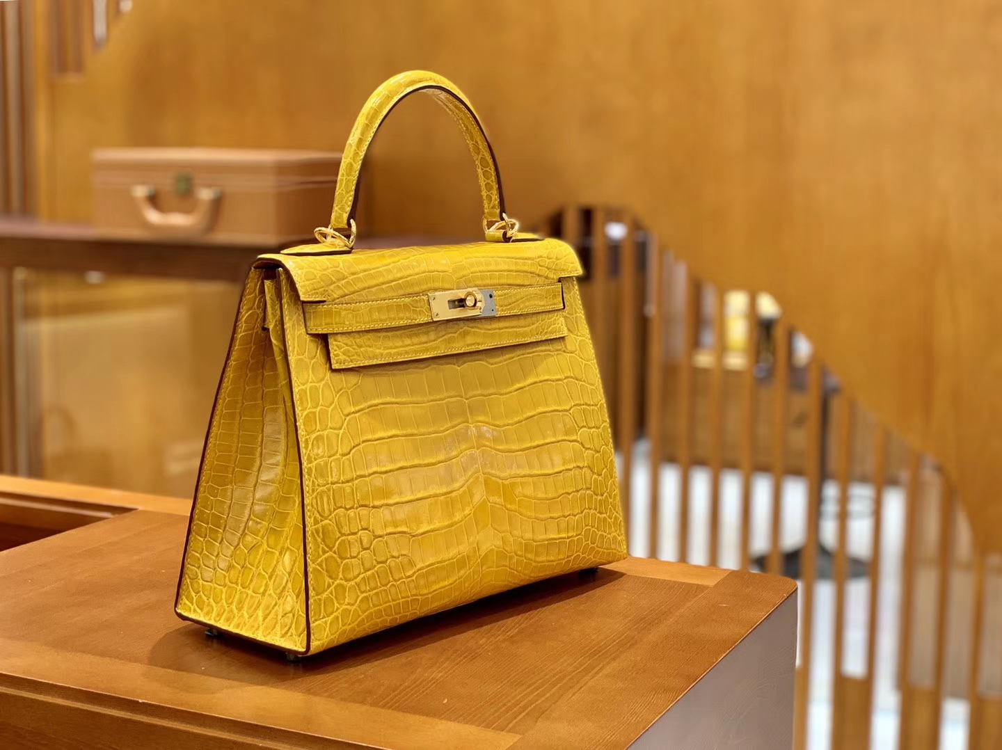 Hermès（爱马仕）Kelly 凯莉包 琥珀黄 一级皮 尼罗鳄鱼皮 臻品级别 顶级手缝工艺 金扣 28cm