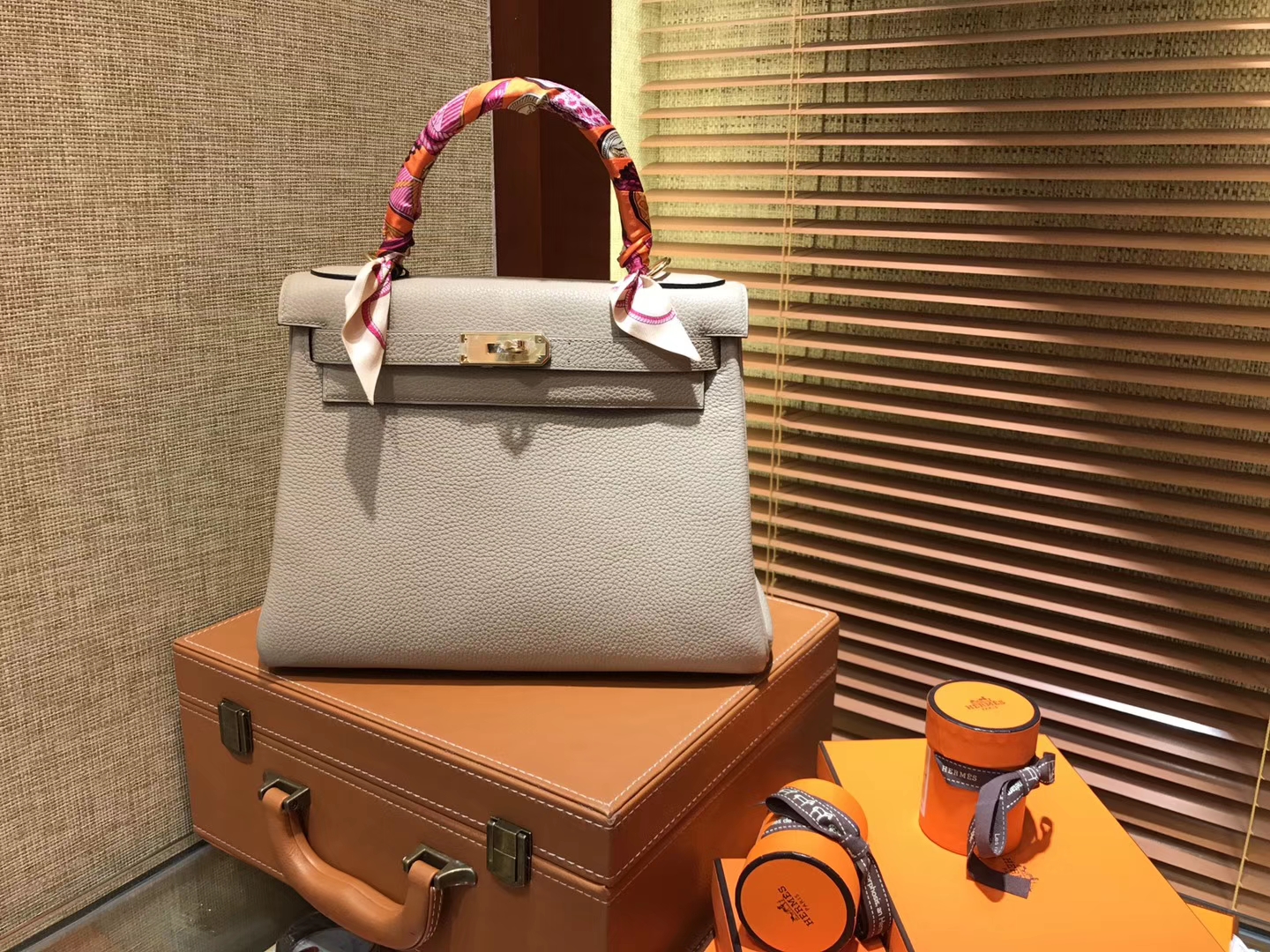 Hermès（爱马仕）Kelly 凯莉包 风衣灰 德国进口 togo牛皮 手缝蜡线 金扣 28cm