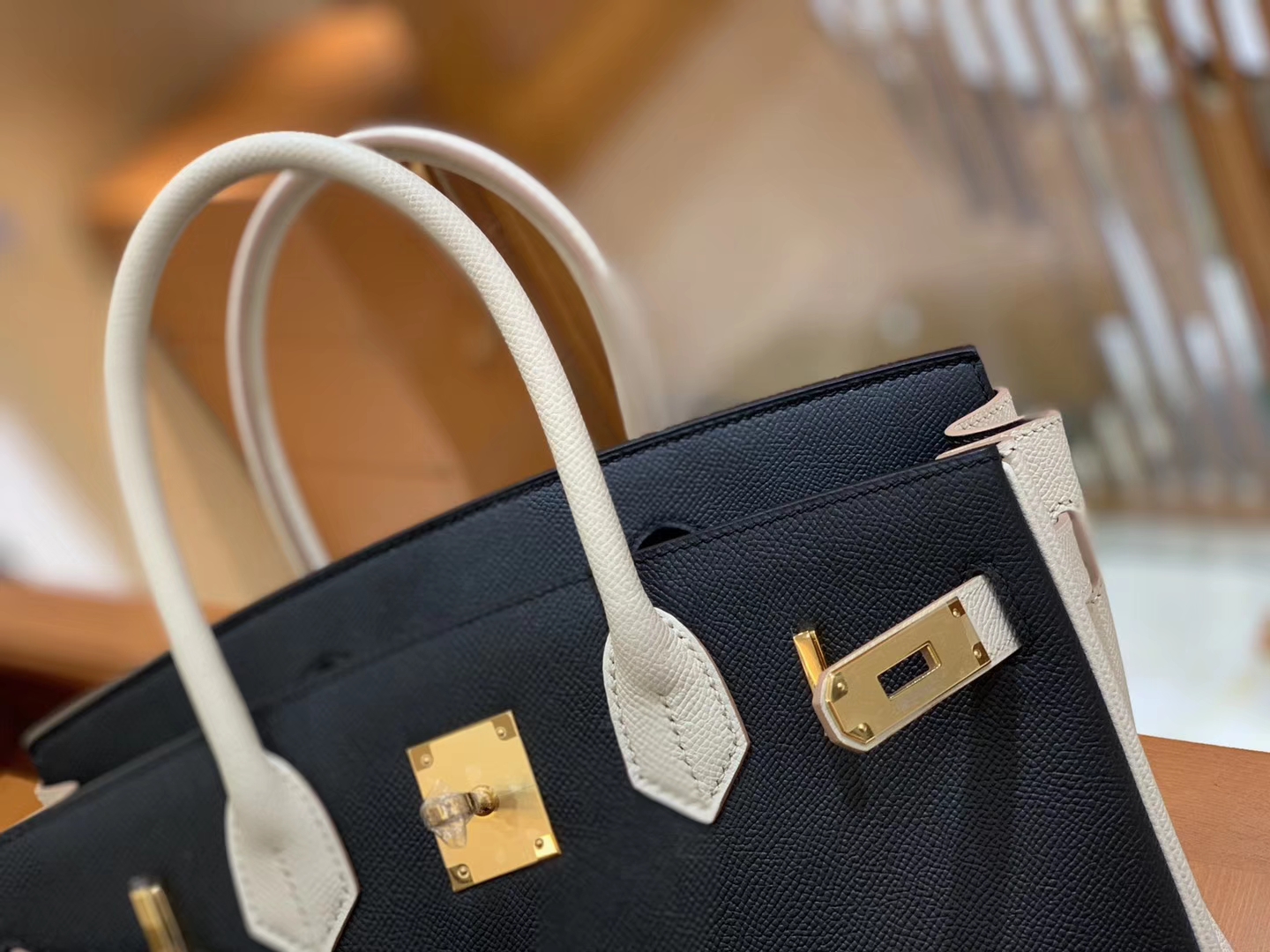 Hermès（爱马仕）Birkin 奶昔白拼经典黑 德国进口掌纹牛皮 全手工蜡线缝制 30cm